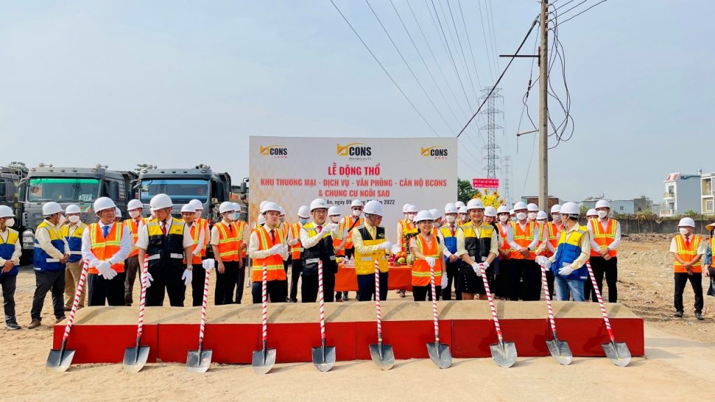 Ban lãnh đạo Tập đoàn Bcons thực hiện nghi thức xúc cát công bố động thổ dự án khu căn hộ Ngôi Sao ngày 9/3/2022.